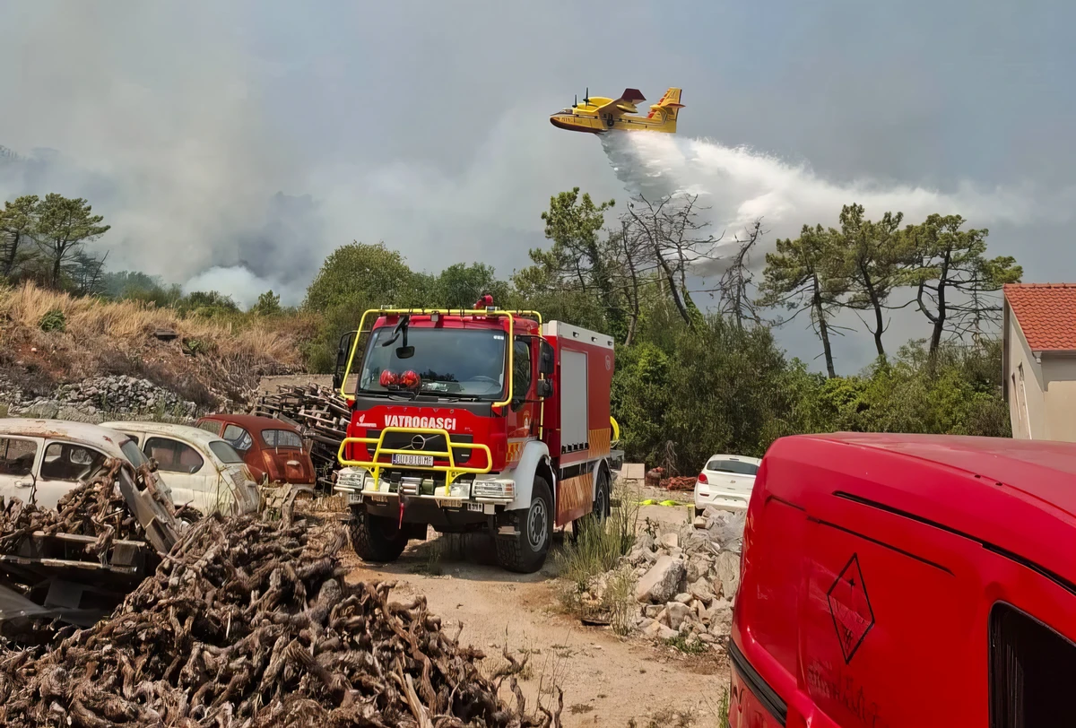 Újabb tűz Horvátországban, ez most importból származik 5 A Canadair akcióban
Potomje-Dingač térségében a Pelješac-félszigeten egy nappal ezelőtt
