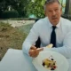 A magyar miniszterelnök nem burekot evett a volt Jugoszlávia területén, hanem inkább bledi krémest. A burek arrafelé egyébként főleg importárú volt, amelyet az albán pékek honosítottak meg. Valamikor régen volt egy nagyon híres burekozó Ljubljana egyik főutcáján, amelyet szintén albánok működtettek