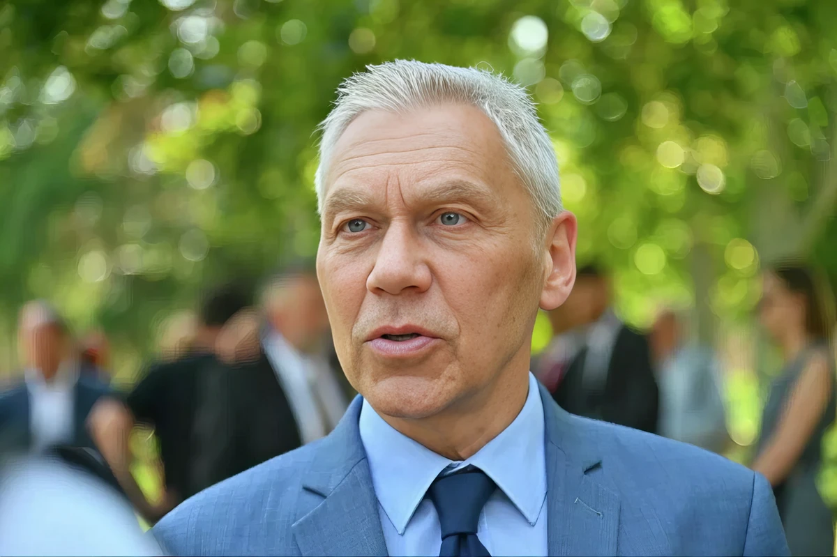 Szerb választások: Moszkva „színes forradalomtól” tart 3 Oroszország számára nincs és nem is lesz semmiféle alternatíva, amikor a testvéri szerb nép megsegítéséről van szó - írta a Tanjug hírügynökségnek adott írásbeli nyilatkozatában az orosz nagykövet. Ez az IL-76 Szerbiába küldésére vonatkozott, de általában is érvényes a szerb rezsim vonatkozásában