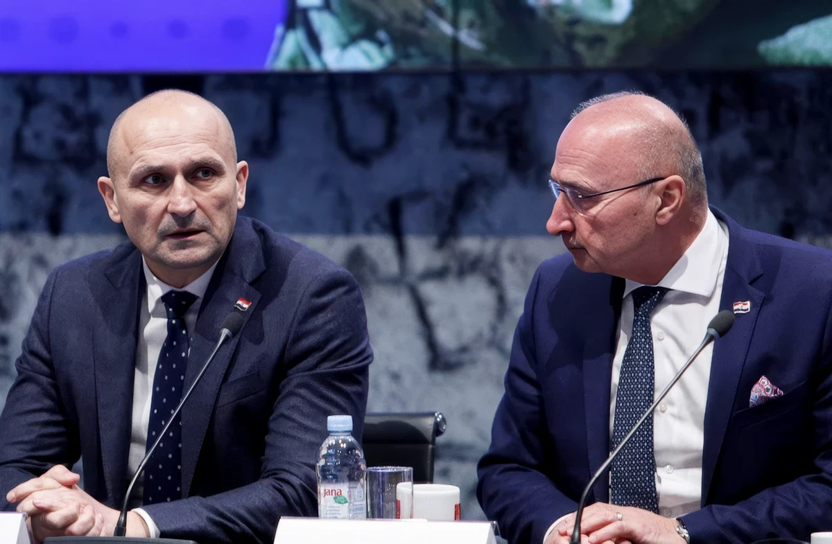 Vastábornok, meggyszósszal 2 Ivan Anušić horvát védelmi miniszter és Gordan Grlić Radman a zágrábi külügyi tárca vezetője kapcsolatot lát Aleksandar Vučić szerb elnök mostani politikája és az 1990-es években követett szerb politika között. A BALK olvasóinak ezzel nem mondtak semmi újat