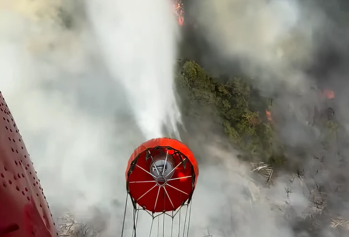 Míg ég a Delibláti-homokpuszta, Vučić zavartalanul kampányol 2 Tűzoltás Fehértemplom (Bela Crkva) és Gajtás (Kajtasovo) térségében egy helikopterről nézve