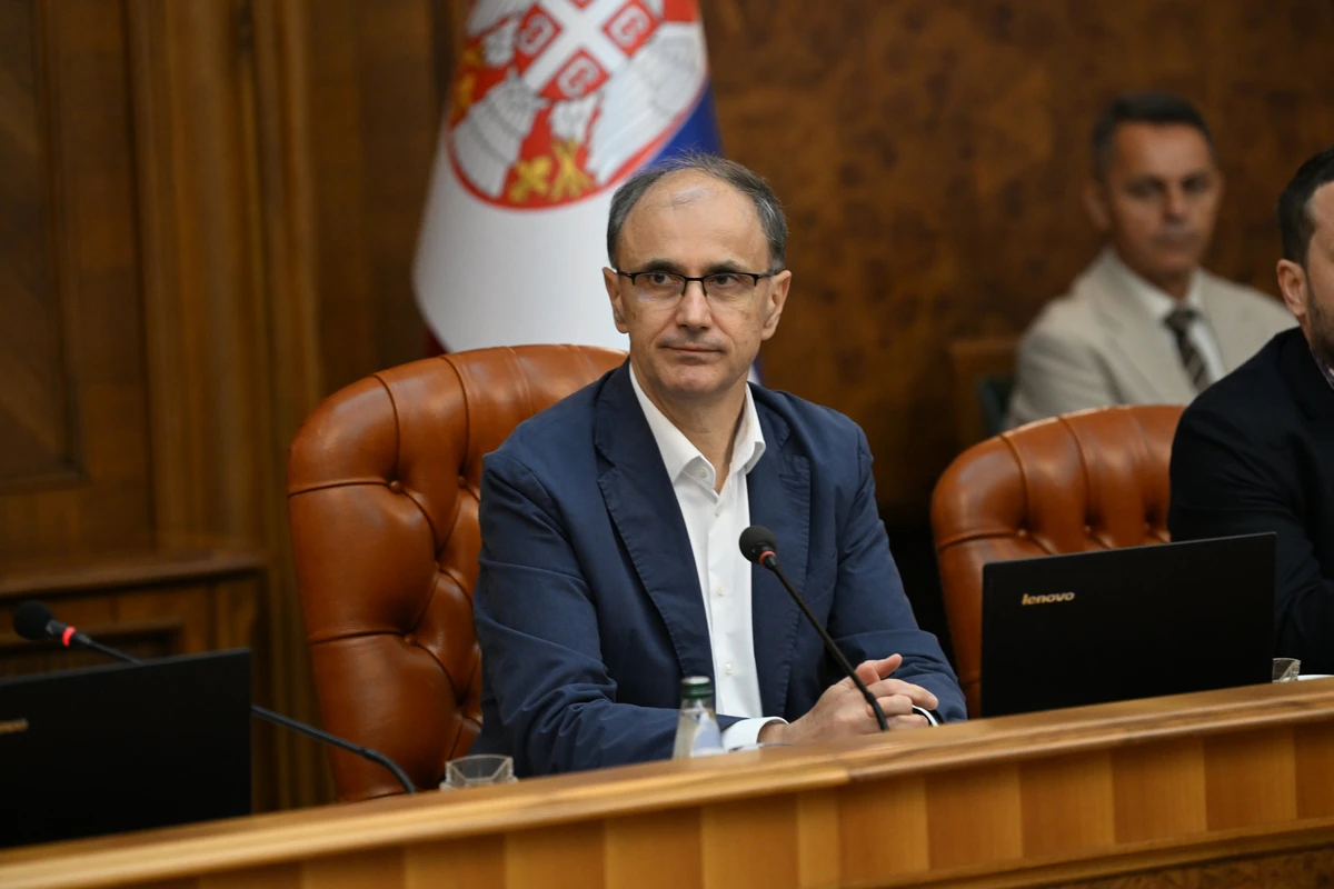 A szerb energiahelyzet stabil, de takarékosságra intenek 2 Az ülésen Đuro Macut élénken figyelte, hogy mit mondanak mások helyette