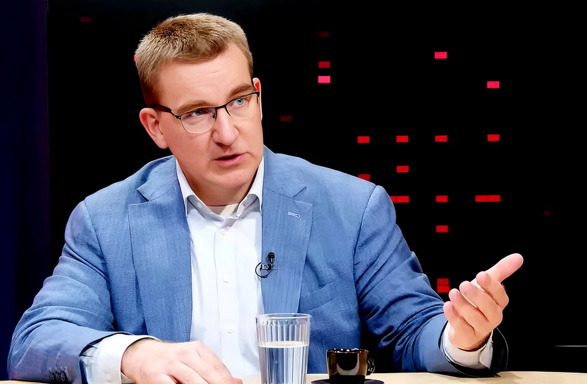 A szerb rezsim orosz propagandamódszereket használ 2 Rácz András Oroszország-szakértő szerint az orosz propaganda egyik legfontosabb módszere nem az, hogy egyetlen hazugságot terjeszt, hanem hogy egymásnak is ellentmondó narratívákkal zavarja össze a közönséget (Fotó: Telex, YouTube)