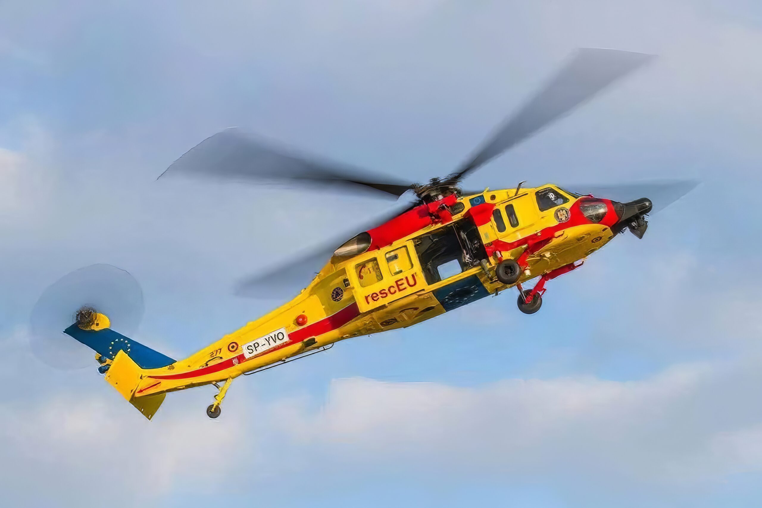 Románia támogatja Szerbiát az erdőtüzek elleni küzdelemben. A román rescEU Black Hawk helikopter készen áll az első nemzetközi bevetésre. A szerb hatóságok által benyújtott kérelem nyomán az Európai Bizottság a Vészhelyzeti Reagálás Koordinációs Központján (ERCC) keresztül felkérte Romániát, hogy mozgósítsa az európai rescEU tartalékból származó S-70M Black Hawk helikoptert a szerbiai tűzoltási műveletek támogatására