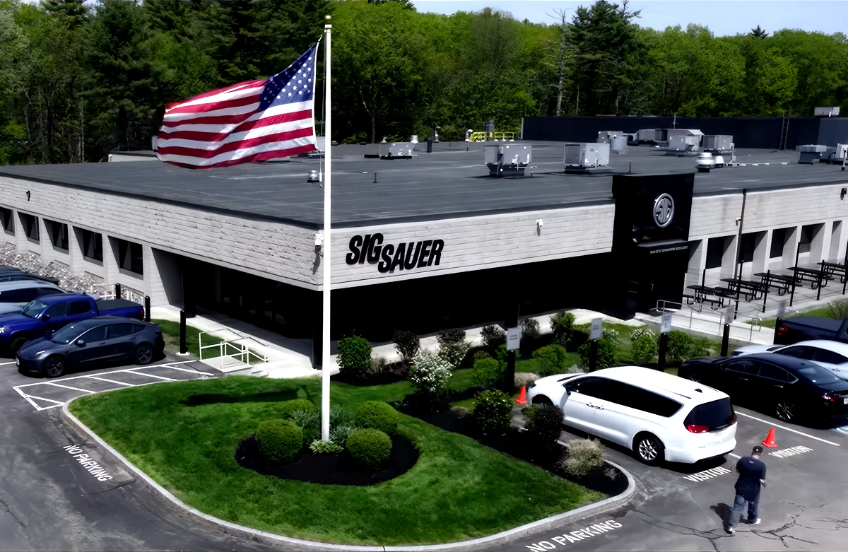A New Hampshire államban működő SIG Sauer amerikai központja. A vállalat Romániában teljes gyártókapacitás kiépítését és technológiaátadást ígér az új gyalogsági fegyverprogram keretében, miközben a Beretta szerint az európai stratégiai autonómiát csak európai tulajdonú gyártók tudják maradéktalanul biztosítani. (Fotó: SIG Sauer)