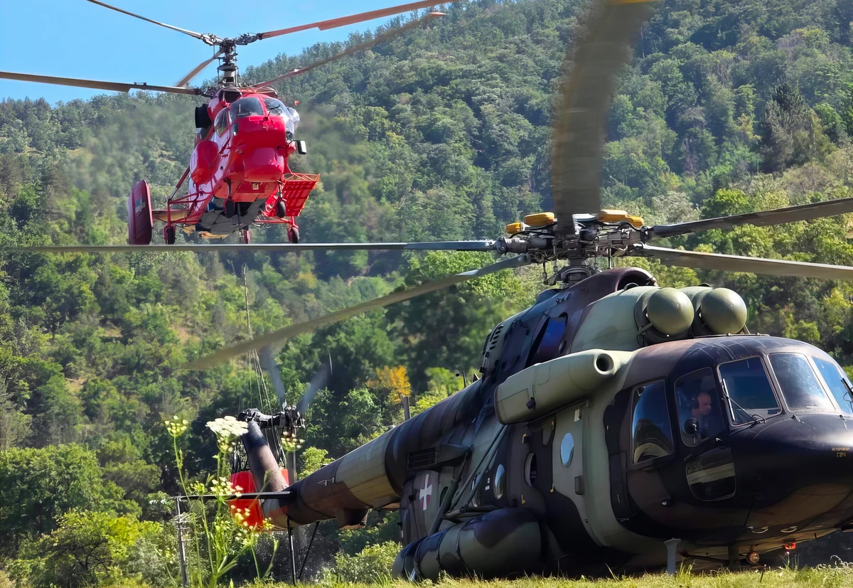 Európai tűzoltók is oltanak a Delibláti-homokpusztán 5 A Delibláti-homokpusztán a szerb belügyminisztérium helikoptere egysége a saját képességeinek határait feszegeti. A tárca az Instagramon közölte, hogy a helikopterek két nap alatt, augusztus 20-án és 21-én rekordszámú bevetést hajtottak végre. A Kamov Ka-32 átlagosan óránként 60 tonna vizet bocsátott ki. Az H-215 Super Puma – óránként 40 tonnát. Az H-145 – óránként 7 tonnát