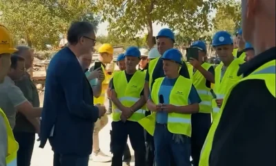 A szerb elnök pálcikás fagyit vitt a régi vasúit hídon dolgozó munkásoknak, miközben azzal fenyegette meg a koszovói albánokat, hogy megvonja tőlük az Ibar folyó vizét