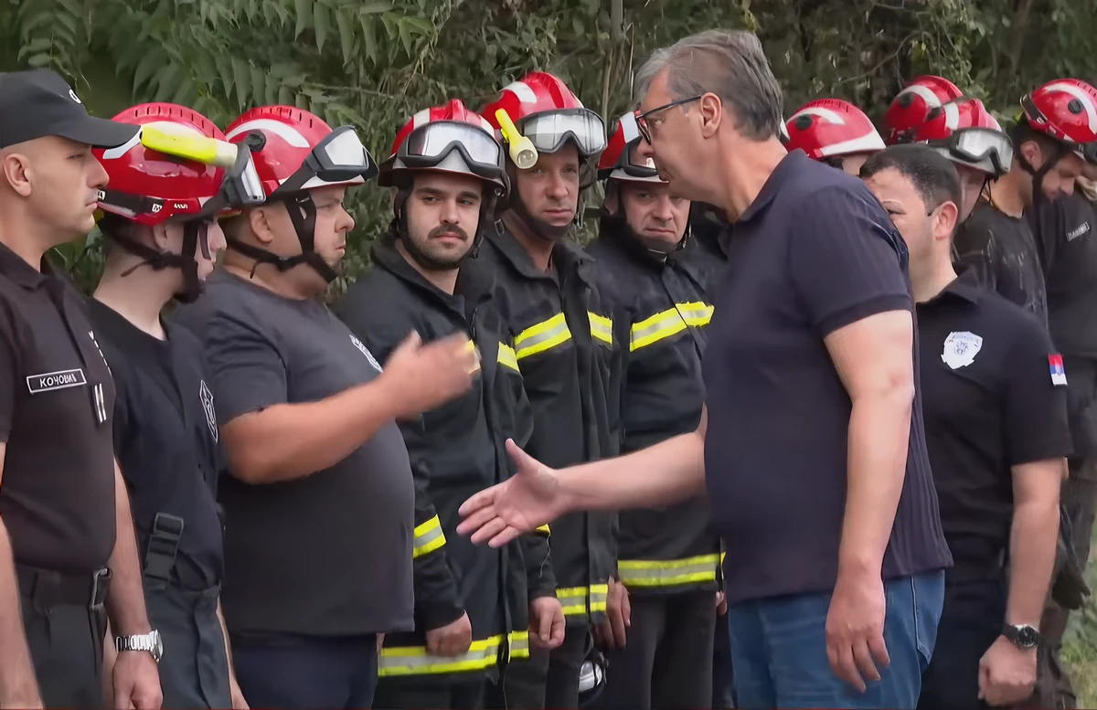 Vučić at the Deliblato Sands: “Only One Field Toilet Burned Down” 2 The Serbian president visited firefighters battling the wildfire in the Deliblato Sands and brought them some food, saying that strength comes through the mouth