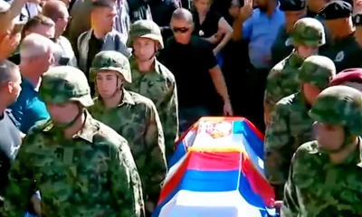 Másfél állami temetés, Ratko Mladić koporsóját a szerbiai és a boszniai szerb zászló takarta. Mindeközben Újvidéken a VMSZ is megszavazta, hogy a helyi képviselők egy perces néma felállással tisztelegjenek Ratko Mladić előtt