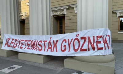 Szerbiai választások: Magyar nyelvű molinó a Szabadkai Népszínház oszlopaira kifeszítve (A szerző felvétele)