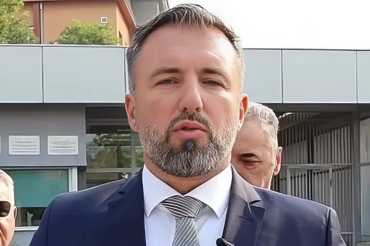 Vučić választást írt ki, Dodik pedig Jeruzsálemben lett „hadzsia” 3 Igor Stojanović a Bosznia-Hercegovinai Ügyészség székháza előtt