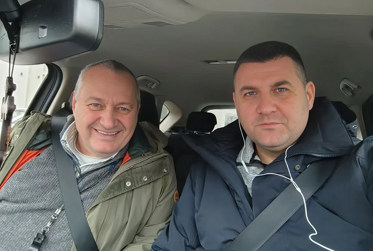 Vučić a hadsereget is bevetette a választási győzelem érdekében 4 Két jóbarát, Srdjan Milivojević, a diákokat támogató Demokrata Párt elnöke, és Novica Antić, aki 2014-től a katonai szakszervezet elnöke volt 2024-ig, amikor a belgrádi vezetés "intézményesített ellehetetlenítést" indított a szakszervezet ellen