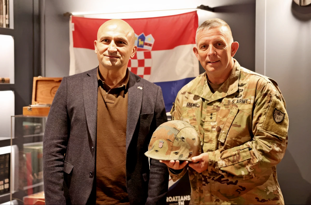 Transzatlanti gyüszmékelés: mi lesz a horvát HIMARS-okkal? 5 Amerikai sisak horvát fejen, hazakerült a két balkáni háborút is túlélt amerikai sisak (Forrás: X platform, Ivan Anušić)