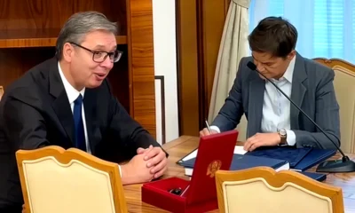 Kész a leltár, mármint tárgyi értelemben, a lemondott szerb elnök már aláírta a listát, a képen éppen azt látjuk, hogy ezt megteszi az utódja is (Forrás: Instagram, Aleksandar Vucic)