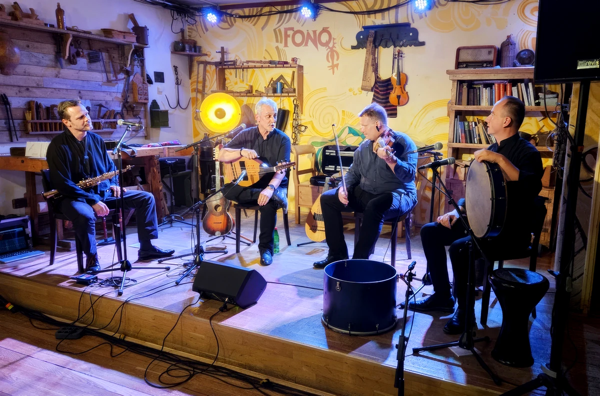 Bolondmese: látod, hallod – vágod? (Bicskei & Bakos a Fonóban) 6 Bakos Árpi és barátai a Látod, látod CD bemutatójakor a Fonó zenei műhelyében (Fotó: Varga Szilveszter)