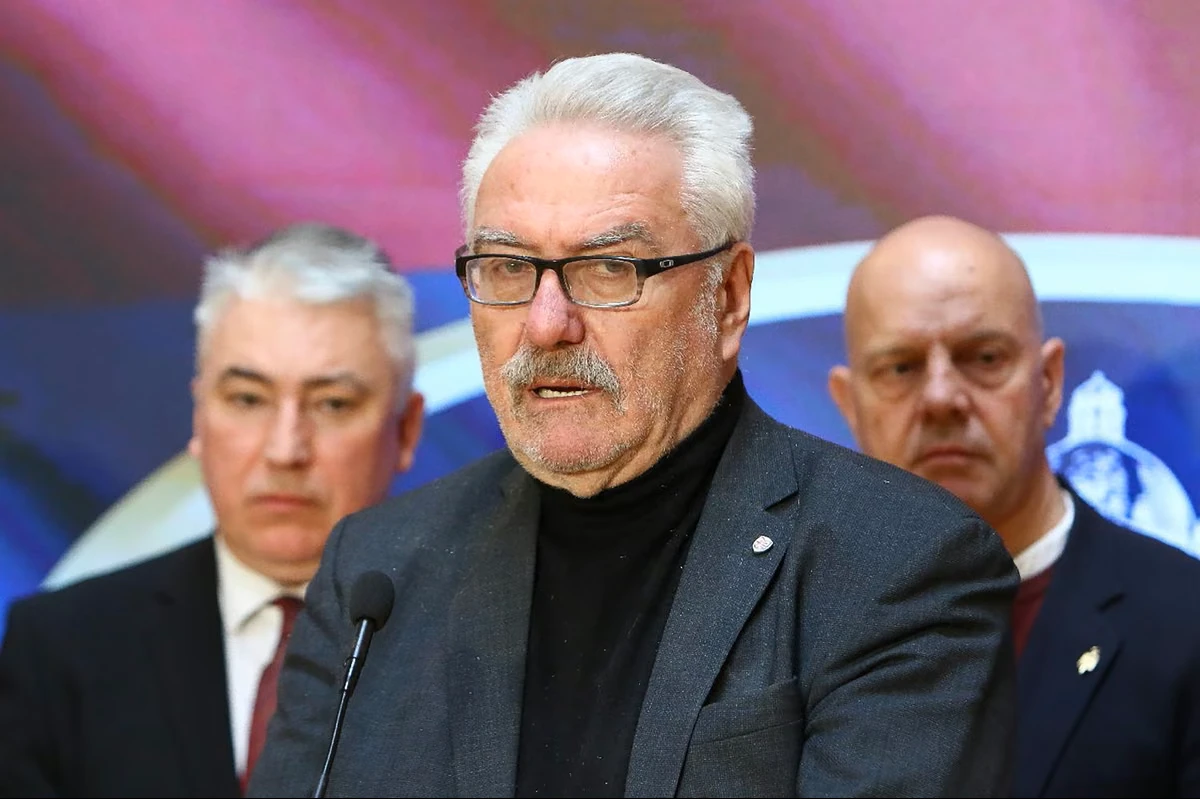 Kórházban a szerbiai oroszbarát pártok összeterelésére kiszemelt személy 2 A Vulinnal való együttműködést egy „bandita” jellegű közgyűléssel varrták Nestorvić nyakába, Slobodan Ilić, a Mi-a nép ereje elnökségi tagja szerint "több tucat ember érkezett a Ćacilendből, hogy azoknak az elnökségi tagoknak a kizárására szavazzon, akik ellenezték a koalíciót Aleksandar Vulinnal (Forrás: Nova)