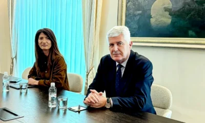 Dragan Čović, a bosznia-hercegovinai Horvát Demokrata Közösség alelnöke a boszniai választások előtt az utóbbi időben mindenhova magával cipeli Darijana Filipovićot, hogy "láthatóságot' biztosítson számára (Forrás: Radiotelevizija Herceg-Bosne)