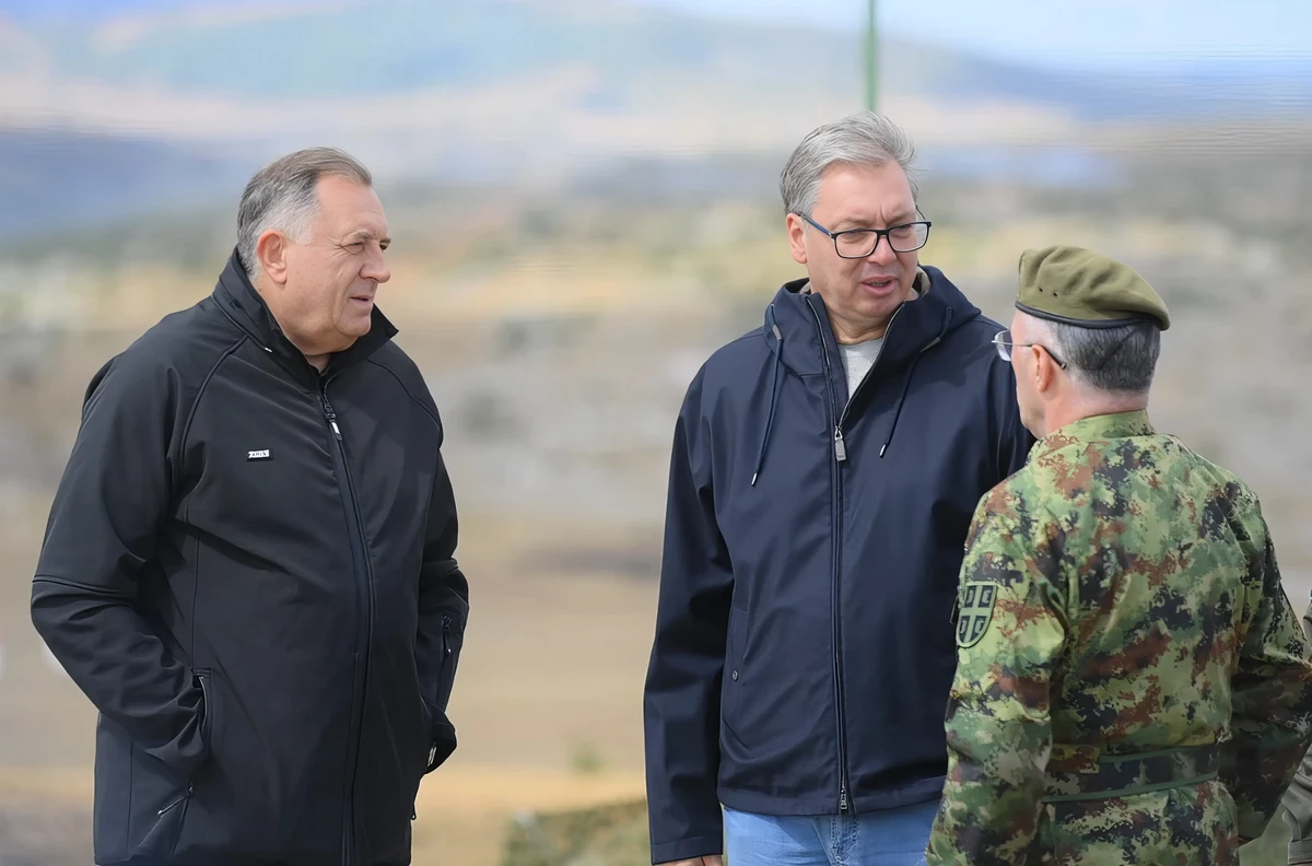 Vučić a hadsereget is bevetette a választási győzelem érdekében 2 Dodik erősen kampányolt Aleksandar Vučić mellett a hadgyakorlaton. Kijelentette, hogy a „Győztes 2026” hadgyakorlat lenyűgöző bemutatója volt az erőnek, a tudásnak és a fejlődésnek, amelyet Szerbia elért. Hozzátette, hogy a tavalyi évhez képest óriási előrelépés látható, különösen a digitalizáció, a modernizáció és az új technológiák alkalmazásának terén. Szerinte mindez azért volt lehetséges, mert Szerbia gazdaságilag megerősödött, és megteremtette a feltételeket ahhoz, hogy fokozza védelmi erejét is
