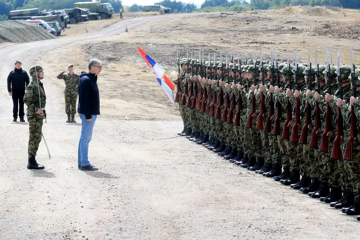 A szerb választások előtt Aleksandar Vučić farmerben és kapucnis felsőben fogadta a katonák tisztelgését, mint a hadsereg főparancsnoka. Ez a tisztség az elnöki poszttal jár együtt, ha miniszterelnök lesz, akkor új indokot kell találnia arra, hogy folytassa a katonásdit (Screenshot, RTS)