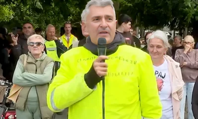 Ilija Srdanović kedden együtt biciklizett a diákokkal, Verbászra érve arra emlékeztetett, hogy tavaly augusztus 12-én a vajdasági kisvárosban a kormányhoz közeli huligánok pirotechnikai eszközökkel támadtak a civilikre, miközben a rendőrség támadtak a tüntetőkre, miközben a rendőrség nem az embereket védte, hanem a Szerb Haladó Párt irodáit és aktivistáit "biztosította". Srdanović azt mondta a verbásziaknak, hogy ezt soha nem szabad elfelejteniük, mert ezért előbb-vagy utóbb felelni fognak az elkövetők, és mi ezt hozzuk el Szerbiába: igazságot mindenkinek!