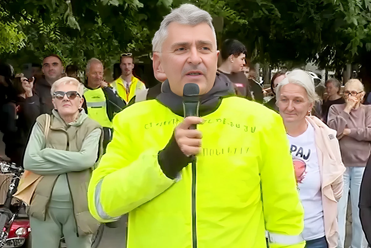 Ilija Srdanović kedden együtt biciklizett a diákokkal, Verbászra érve arra emlékeztetett, hogy tavaly augusztus 12-én a vajdasági kisvárosban a kormányhoz közeli huligánok pirotechnikai eszközökkel támadtak a civilikre, miközben a rendőrség támadtak a tüntetőkre, miközben a rendőrség nem az embereket védte, hanem a Szerb Haladó Párt irodáit és aktivistáit "biztosította". Srdanović azt mondta a verbásziaknak, hogy ezt soha nem szabad elfelejteniük, mert ezért előbb-vagy utóbb felelni fognak az elkövetők, és mi ezt hozzuk el Szerbiába: igazságot mindenkinek!