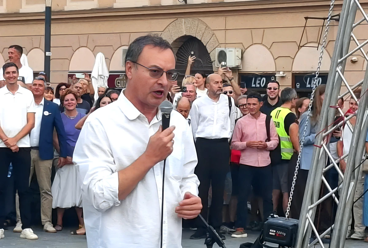 Szerbiai választások: megkezdte a kampányt az Egyetemista lista 3 Miközben Jovo Bakić beszélt, megszólaltak a harangok a közeli templomban. "Mi ez? Harangoznak... ütött az órájuk" - mondta Bakić