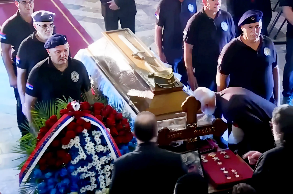 A Crvena Zvezda és a Partizan szurkolói a nacionalizmusban egyesültek 3 Belgrádban hatalmas tömeg rótta le tiszteletét Ratko Mladić háborús bűnös előtt, sokan a koporsóját is megcsókolták