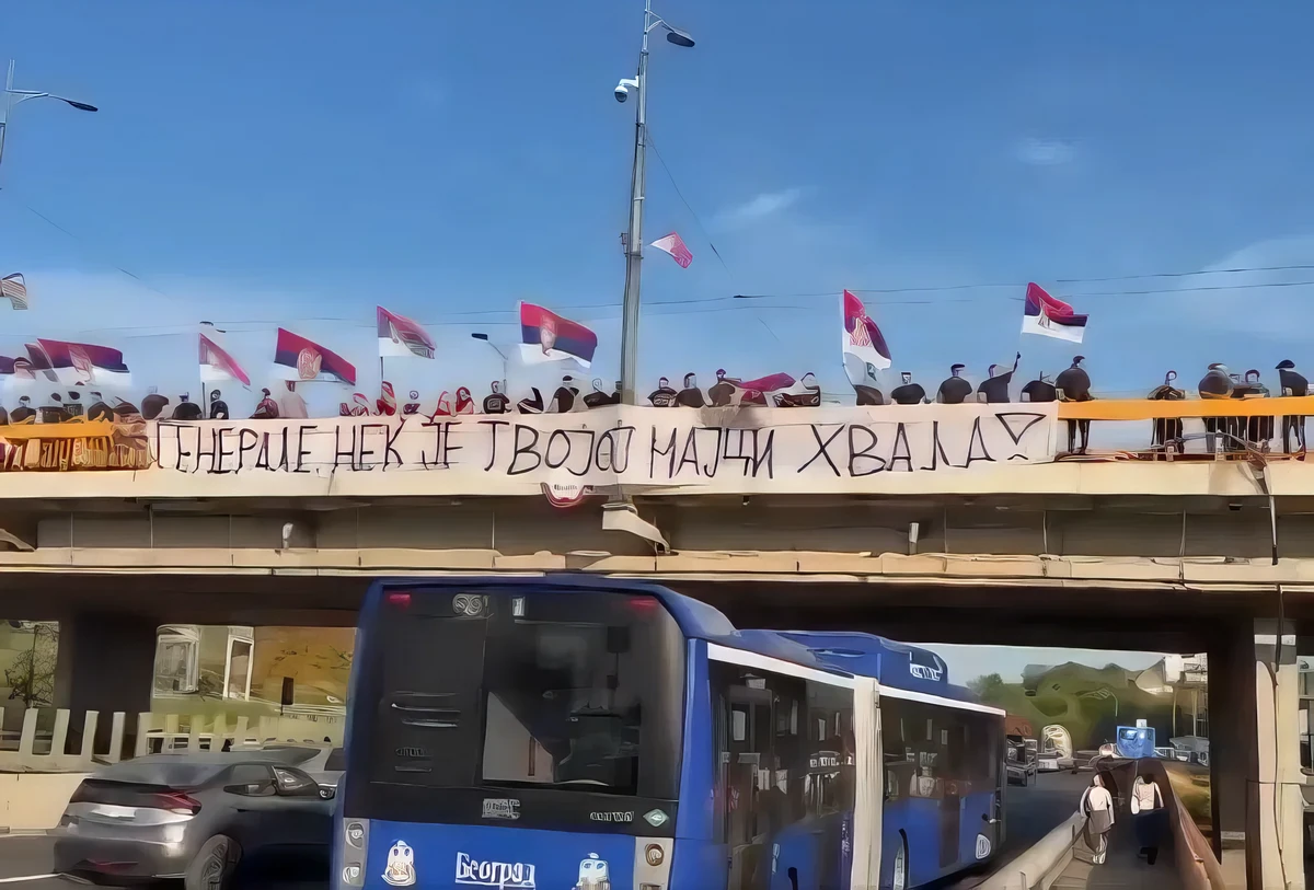 Ratko Mladić Belgrádban, hétfőn temetik 4 Az emberek a városba vezető repülőtéri úton zászlókkal, fáklyákkal és transzparensekkel köszöntötték a háborús bűnös Ratko Mladic földi maradványait. Az egyik molinón az volt olvasható, hogy "Tábornok Úr! Legyen hála annak, aki téged szült". Ugyanezt skandálták a Banja Luka-i megemlékezés résztvevői is