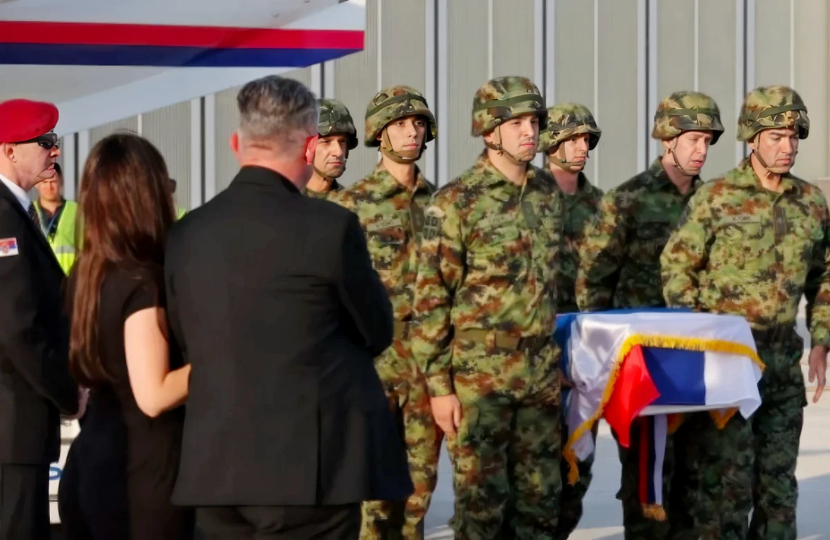 A belgrádi repülőtéren Ratko Mladić földi maradványait fia, Darko Mladić és unokája Anastasija Mladić várta