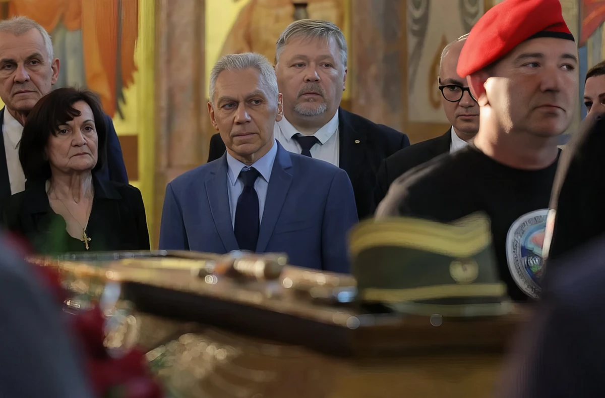 Egyházi és katonai tiszteletadással temették Ratko Mladićot állami szereplők részvételével 2 A felravatalozott boszniai katonai parancsnok koporsójánál megjelent Alekszandr Bocan-Harcsenko belgrádi orosz nagykövet is, aki a megözvegyült Bosijlka Mladić társaságában látható a képen (Forrás: Screenshot)