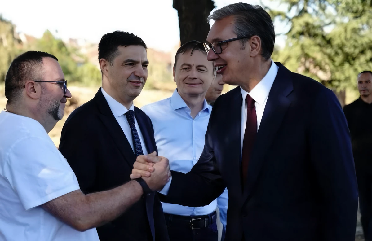 Aleksandar Vučić az SNS miniszterelnök-jelöltje 4 A Nišbe látogató Aleksandar Vučić szépen felöltözött hátha beszédet kell mondania a várható felkérés kapcsán. A tüntetők ugyanakkor állítólag tojással készültek, de nem fértek hozzá a szerb elnökhöz