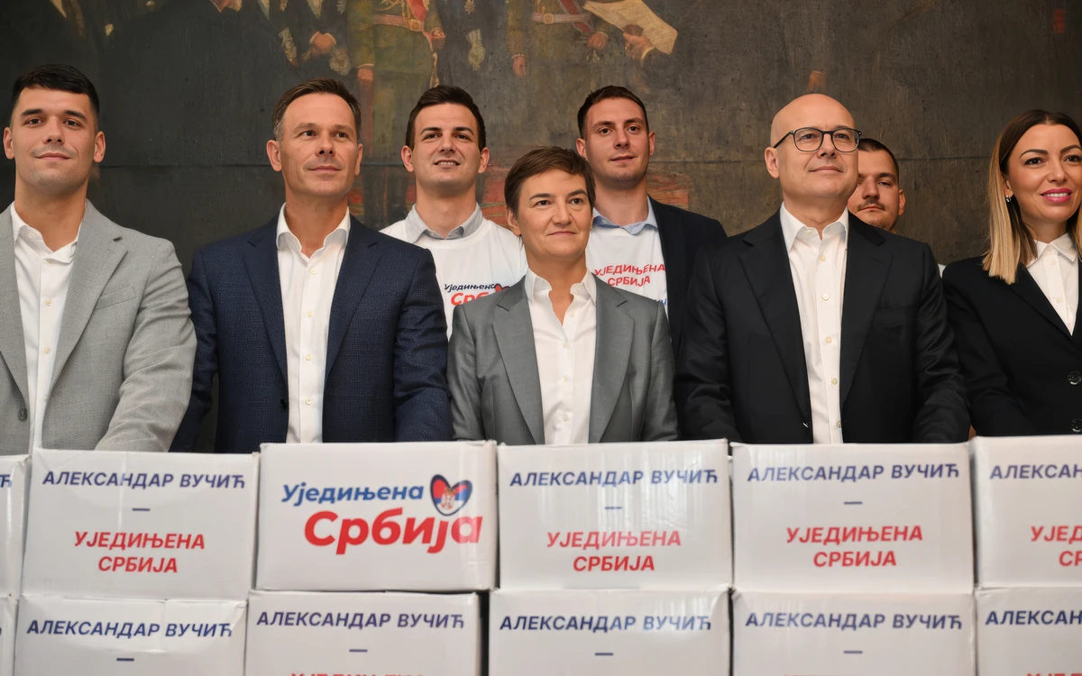 A szerbiai választások nagyüzemre váltott, elsőként a Szerb Haladó Párt adta át "Vučić listáját". A kép közepén Siniša Mali pénzügyminiszter, Ana Brnabić házelnök és a Szerb Haladó Párt elnöki tisztségét formálisan betöltő Miloš Vučević látható