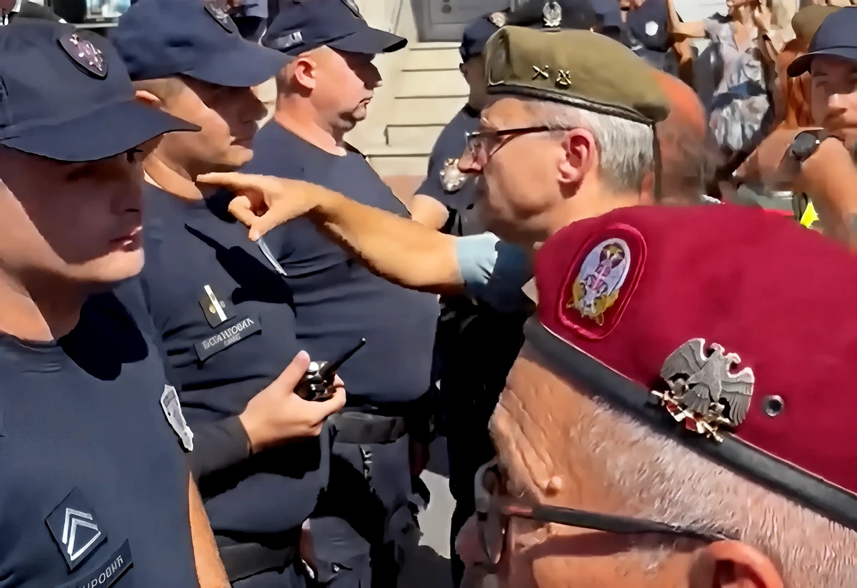 Aleksandar Vučić az SNS miniszterelnök-jelöltje 5 Az összegyűlt tömeg amiatt tiltakozott, hogy a kordon nem engedte a Nemzeti Színházhoz, ahol Vučić tartózkodott