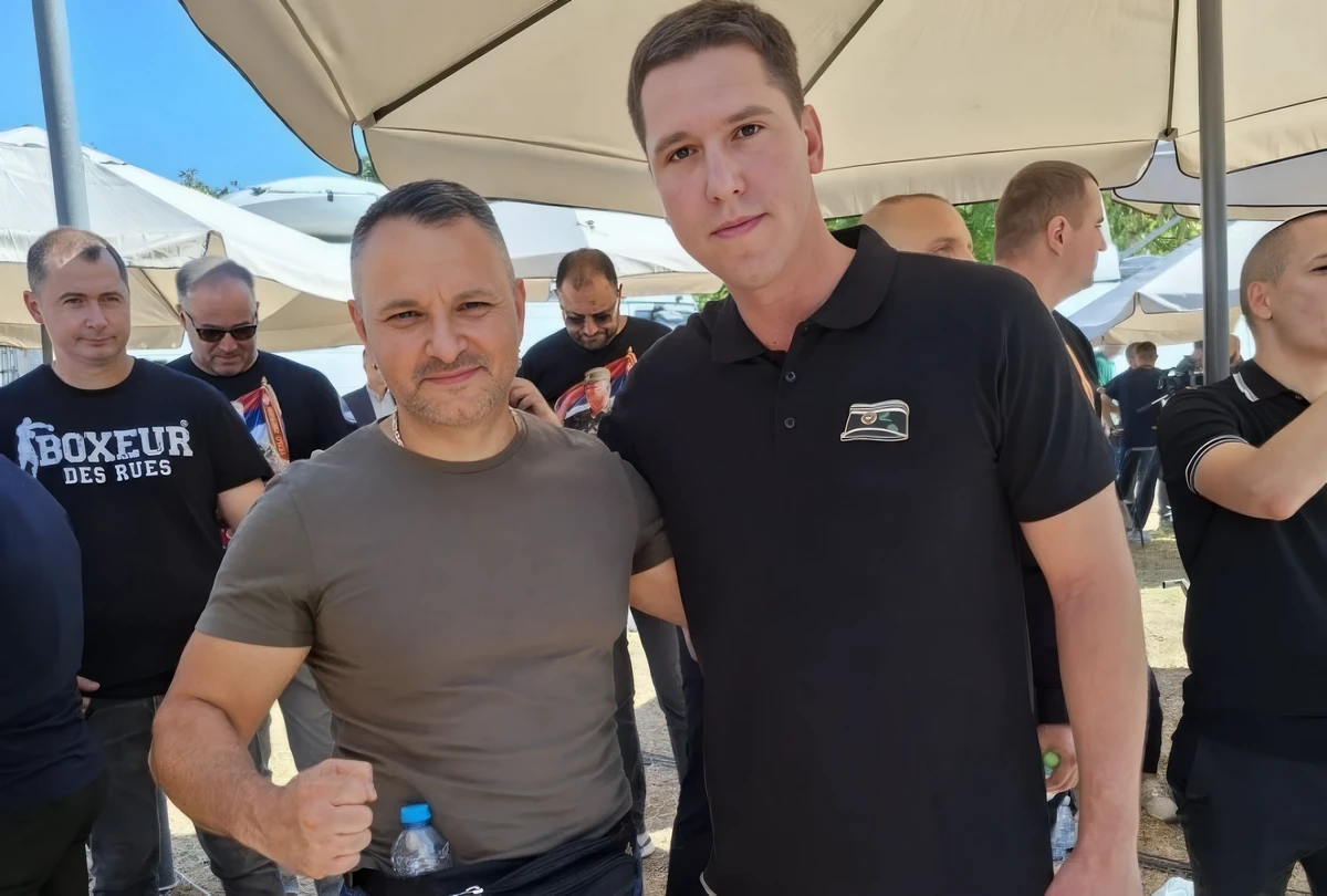 Egyházi és katonai tiszteletadással temették Ratko Mladićot állami szereplők részvételével 3 A temetésen részt vett Aleksandar Vučić szerb elnök fia, Danilo Vučić is, a képen jobb oldalon látható (Forrás: Informer)
