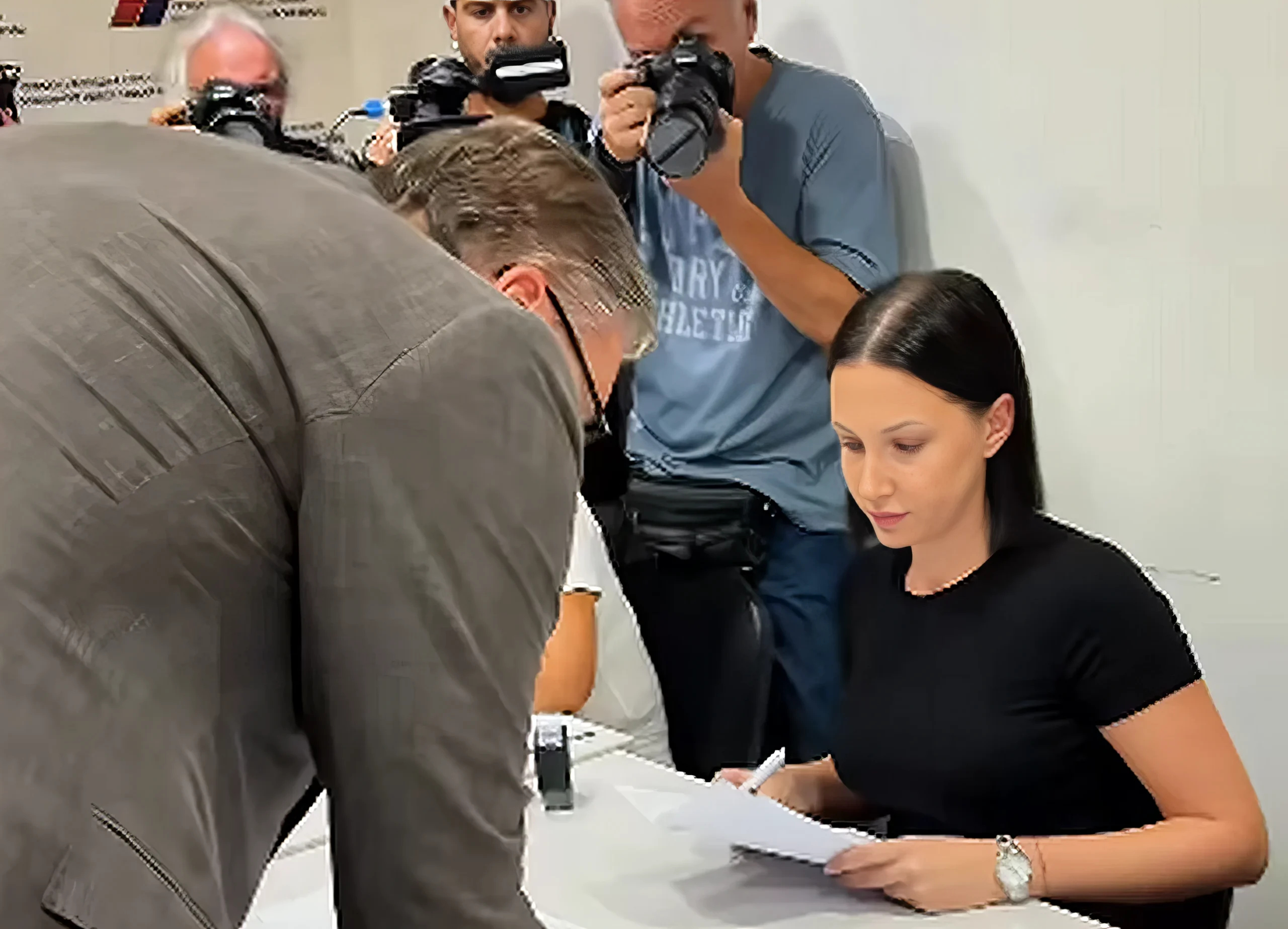 Megint Vučić listája lesz az első a szavazólapon 5 Érdekes módon a szerb elnöknek akadt közjegyző, aki hitelesítse az aláírását. Az aláírást követően "végtelen háláját" fejezte ki Szerbia minden csodálatos lakosának. "Kevesebb mint egy óra alatt több tízezer aláírást gyűjtöttünk össze listánk támogatására" - mondta az elégedett elnök