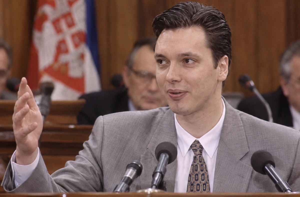 Hashim Thaçi ítélete: Aleksandar Vučić szerint nincs ok az ünneplésre 5 A fiatal Vučić, az arckép a NIN-archívumából származik (2516-os szám), a parlamenti környezetet a mesterséges intelligencia adta hozzá