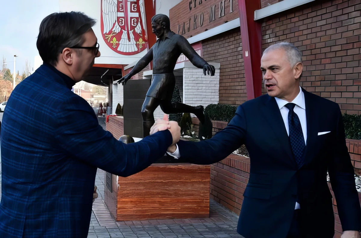 Gyorsított eljárásban kapott szerb útlevelet az egykori orosz hírszerző 3 "Aleksandar Vučić a Crvena Zvezda nagy rajongója! Nem titkolja, hogy az északi lelátón nőtt fel, gyakran jön megnézni a klub meccseit. Ő a barátom és a testvérem, és nagyon szeretem" - jelentette ki a Zvezdan Terzić, a Crvena Zvezda vezérigazgatója a Kurirnak évekkel ezelőtt adott interjújában. A kapcsolatot erősíti, hogy közösségi források szerint a szerb elnök Terzić lányának a keresztapja