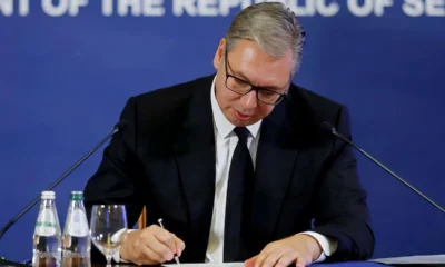 A fekete öltönyt és fekte nyakkendőt viselő Aleksandar Vučić szerb elnök aláírta a lemondását, amely akkor lép életbe, amikor megérkezik a parlementbe (kb. 500 méter), a jelzések szerint ez már ma (szeptember 28-án) megtörténik