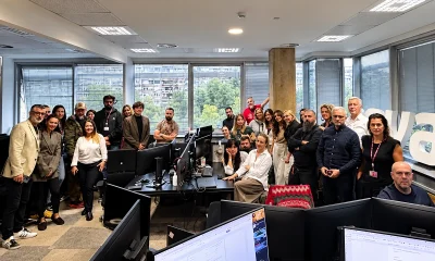 Csoportkép a Nova.rs szerkesztőségében, amely a sajtószabadságért küzd (Forrás: Nova.rs)