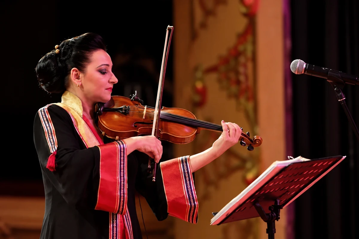 A könyveknek is megvan a maguk – baja 5 Amina Srarfi nem mindennapi kulturális miniszter: nemcsak vezényelni tud, hanem azt is pontosan ismeri, milyen érzés, amikor egy nőnek előbb meg kell küzdenie a karmesteri pálcáért. Az 1958-ban Tuniszban született hegedűművész az arab világ első női karmesterei közé tartozik, és 1992-ben megalapította az El Azifet nevű, kizárólag nőkből álló zenekart. A társulat az arab–andalúz zenei hagyományokat a nyugati klasszikus és kortárs zenével ötvözi, és a világ számos országában fellépett