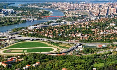 Panorámás belgrádi látkép, előtérben a Senjak városrész, lábánál a belgrádi vásárcsarnok kupolái, hátrébb a belváros, egészen fent pedig a Duna és a Száva összefolyása. A városrész mindenképpen a Belgrád látnivalói közé tartozik, számos történelmi emlékkel