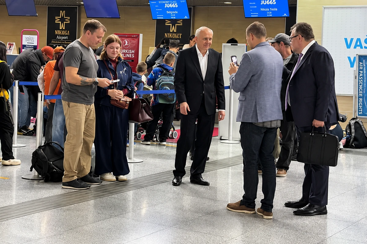 A Rybar fennakadt a montenegrói hálón 8 A Rybar és felesége a podgoricai repülőtéren, ahova Oroszország montenegrói nagykövete is kikísérte