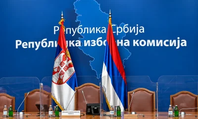 A Szerbiai Választási Bizottság a szerbiai választási folklór része, létezésére azonban túl nagy szükség nincs, a döntések ugyanis minden bizonnyal máshol születnek. A terem aztán megtelt, és megkezdődött a külföldi szavazásról minden kétséget kizáróan máshol született döntés körüli maszatolás