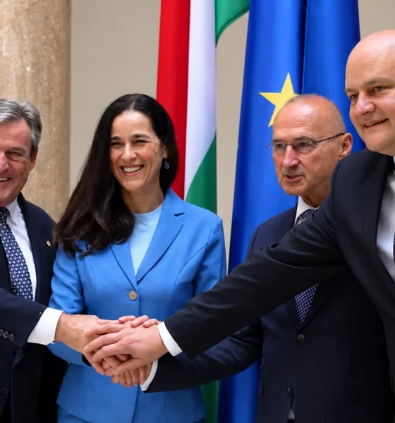 Ha nem is orbáni-vučići "szuverenista szövetség", de erős irányváltás a magyar kül-, gazdaság- és energiapolitikában a Balkán tekintetében főleg. Az egyik fő téma természetesen az Adria-kőolajvezeték. A képen Kapitány István, Orbán Anita, Gordan Grlić Radman és Ante Šušnjar (Forrás: Magyar Külügyminisztérium, Screenshot)