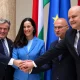Ha nem is orbáni-vučići "szuverenista szövetség", de erős irányváltás a magyar kül-, gazdaság- és energiapolitikában a Balkán tekintetében főleg. Az egyik fő téma természetesen az Adria-kőolajvezeték. A képen Kapitány István, Orbán Anita, Gordan Grlić Radman és Ante Šušnjar (Forrás: Magyar Külügyminisztérium, Screenshot)