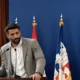 Aleksandar Šapić még inkább összekavarta a szerbiai helyzetet, az ellenzék ugyanis rendkívüli választásokat követel a szerb fővárosban. Belgrádban pedig már eddig sem volt egyszerű összerakni a hatalmat: a Szerb Haladó Párt vezette lista a 2023-as választáson nem szerzett többséget a fővárosi közgyűlésben, kormányt sem sikerült alakítania, ezért 2024 júniusában meg kellett ismételni a választást. A 2023-as belgrádi voksolást a CRTA választási megfigyelő szervezet nem minősítette szabadnak és tisztességesnek – az ügy jogi utóélete máig nem fejeződött be