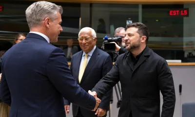 A brüsszeli csúcson a bővítés is szóba került, így Volodmir Zelenszkij is előkerült. Az érkező ukrán elnök szinte mindenkivel összeölelkezett, a csajokkal le is pusziszkodott, a magyar miniszterelnökkel viszont csak szimplán kezet fogott. Mindeközben Splitben a Torcida futballhuligánjai tették haszontalanná magukat