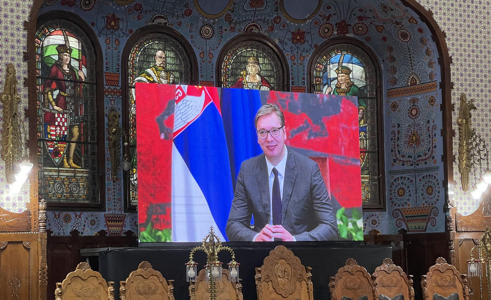 Az egyetemisták Szabadkán megvonnák Vučićtól a díszpolgári címet 3 Három évig tarthat Vučić "szabadkai királysága". A Ferenc Józsefet és Mária Teréziát szinte teljesen eltakaró kivetítőn Aleksandar Vučić. A dizspolgári tisztségtől formálisan a közgyűlésnek kell megfoszhtania (Fotó: Tómó Margaréta)