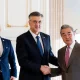 Andrej Plenković horvát miniszterelnök kezet ráz Vang Ji kínai külügyminiszterrel. A horvát miniszterelnök királyi többesben azt írta az X-en, hogy elégedettségüket fejezték ki a nemrég létrehozott Peking–Bukarest–Zágráb légi útvonallal kapcsolatban, amely szerintük hozzájárul a Horvátország és Kína közötti idegenforgalmi kapcsolatok megerősítéséhez, más szempontból vizsgálva megkönnyíti a kínaiak érkezését az Európai Unióba. A háttérben GGR, ő is biztosan elégedett