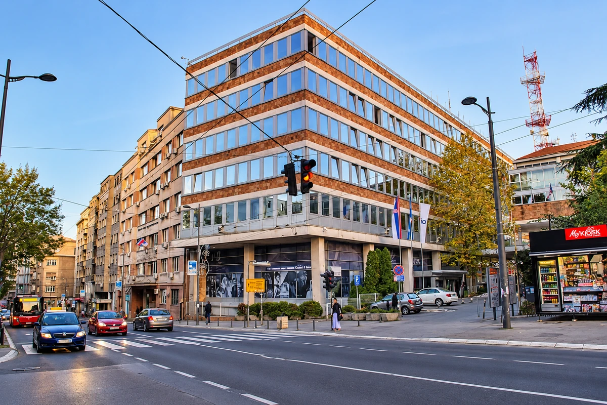 A szerb választások után kezd újra rendeződni a tájékoztatási rendszer, amelynek a segítségével Aleksandar Vučić uralta Szerbiát, legalábbis annak a közszolgálati része. Ennek a koronaékszere a szerb állami televízió (RTS) volt. A képen a parlament közvetlen közelében elhelyezkedő RTS egyik szárnya látható